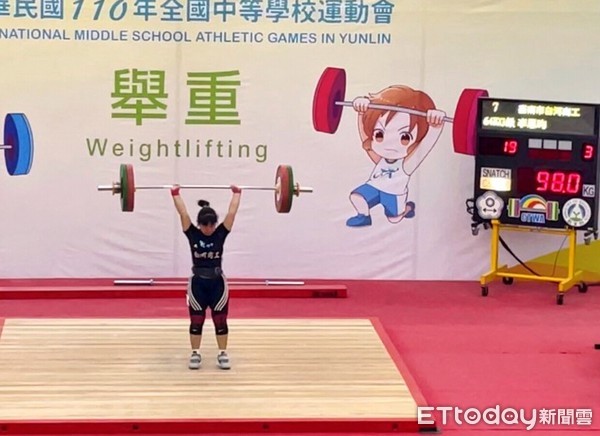▲台南市白河商工李恩昀，以挺舉98公斤創大會紀錄，並打破全國青少女紀錄，最終以總和173公斤奪得冠軍。（圖／記者林悅翻攝，下同）