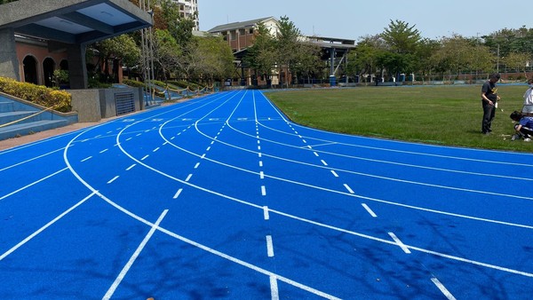 ▲▼台中市光德國中操場有著全台唯一三角御飯糰藍色跑道。（圖／光德國中提供）