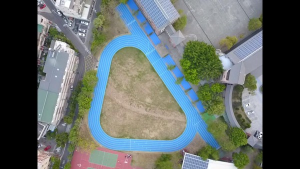 ▲▼台中市光德國中操場有著全台唯一三角御飯糰藍色跑道。（圖／光德國中提供）