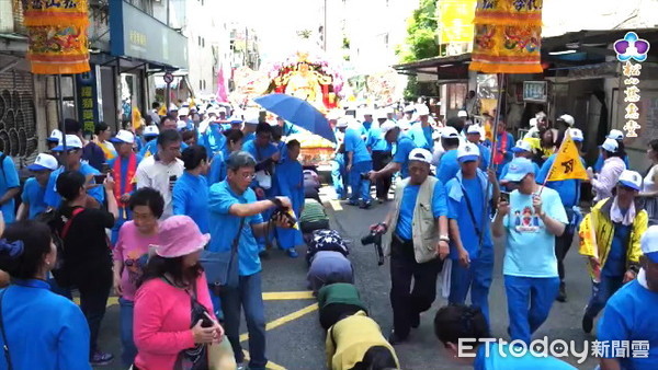 ▲▼松山慈惠堂母娘文化季保民遶境嘉年華，4/30首度移駕宜蘭遶境並讓信徒鑽轎祈福。（圖／松山慈惠堂提供，下同）