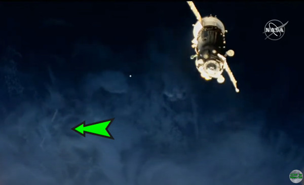 ▲英國網友宣稱在NASA直播影片中看見謎樣球體。（圖／翻攝自YouTube／Conspiracy Depot）