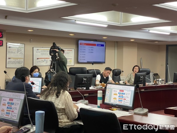 朱蕙蓉屢邀民眾黨員「僅罰停播3個月」遭罵翻　台北電台：將解約！ | ET