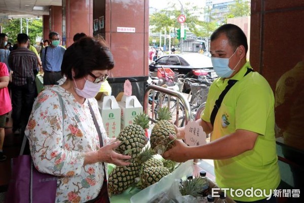 ▲台南市長黃偉哲，率山上區等7個農會及30多位青農北上板橋區農會，共同行銷台南「甜蜜蜜鳳梨」，現場熱賣6千箱台南鳳梨，並與眾人分享好吃的台南鳳梨乾。（圖／記者林悅翻攝，下同）