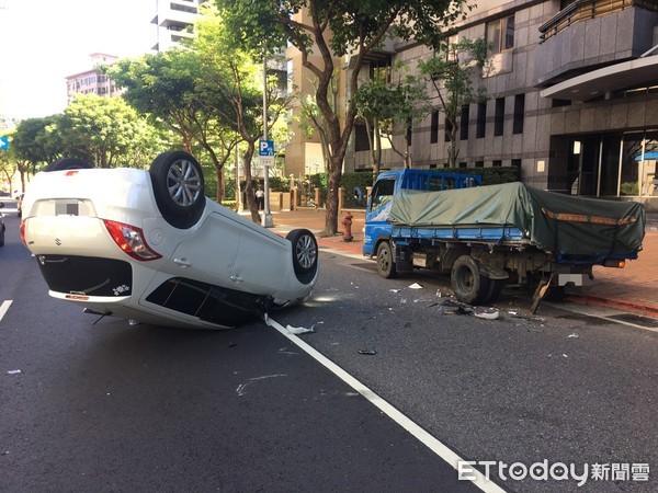 ▲▼北市中山區22日上午1名女子開車未注意前方狀況，直接撞上路邊卸貨的貨車當場翻覆。（圖／記者邱中岳翻攝）