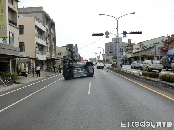 ▲1名歲林姓女子，駕車行經永康區中正南路與洲尾街口，疑酒駕自撞分隔島翻車受傷送醫，車禍並波及1部停等的自小客車，被依公共危險罪嫌函送法辦。（圖／記者林悅翻攝，下同）