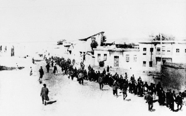 ▲這張攝於1915年的照片顯示，一群亞尼亞人被迫上路，前往他們的行刑地。他們後來都遭到屠殺。(圖／達志影像／美聯社)  