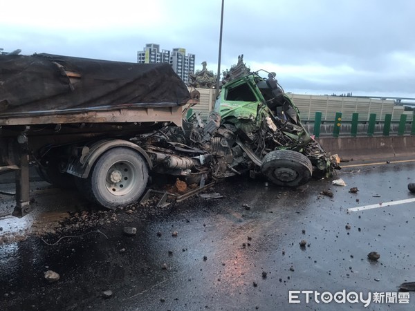 ▲▼台64「聯結車自撞」橫倒！車流狂塞10km　往八里方向全堵住。（圖／記者游宗樺翻攝）