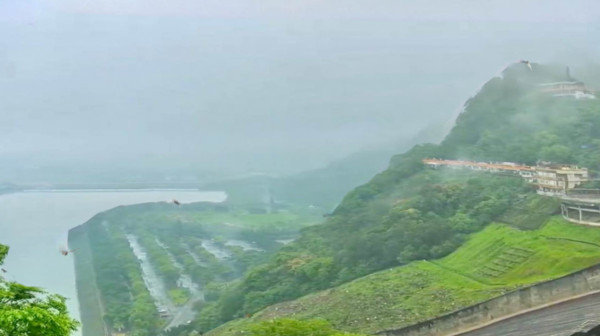 ▲▼鄭文燦PO石門水庫下雨。（圖／翻攝臉書）