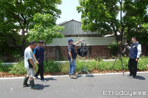 ▲台南市環保局異味污染官能測定室聞臭師，認定屢遭異味陳情的畜牧場，採樣的異味樣品異味超標，依違反空氣污染防制法告發10萬元並限期改善。（圖／記者林悅翻攝，下同）