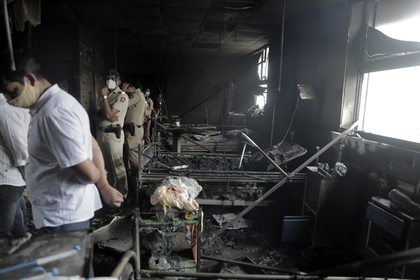 ▲▼印度孟買郊區維傑瓦拉伯醫院（Vijay Vallabh Hospital）23日發生大火，造成13名新冠患者死亡。（圖／達志影像／美聯社）