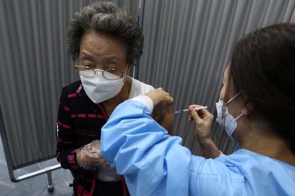 ▲▼受到新冠疫苗副作用、延遲供應等影響，南韓接種計畫在執行速度上不如預期。（圖／路透社）