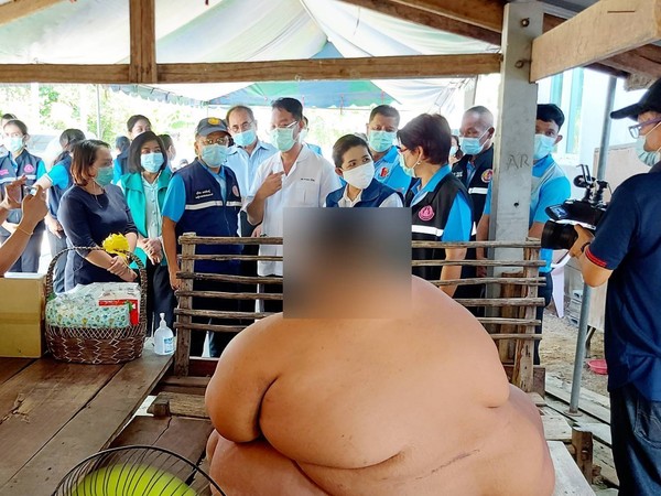 ▲泰國一名男童體重突破200公斤，不僅無法順利躺下，生活起居也成了問題。（圖／翻攝自Facebook／帕文納婦女兒童基金會）