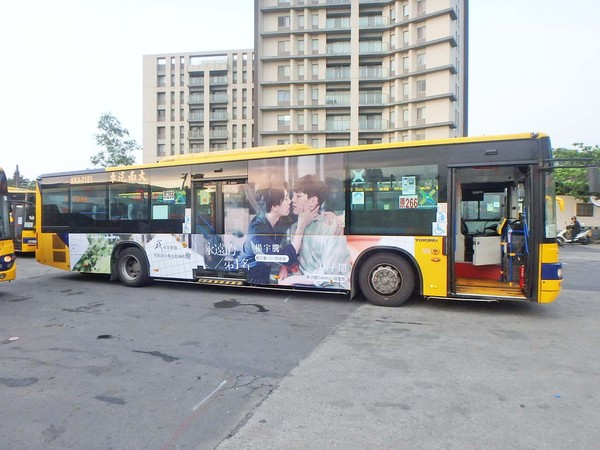 ▲得意CP台灣與陸粉包下公車承德幹線廣告。（圖／粉絲站SamYU丨Lover0214提供，請勿隨意翻拍，以免侵權。）