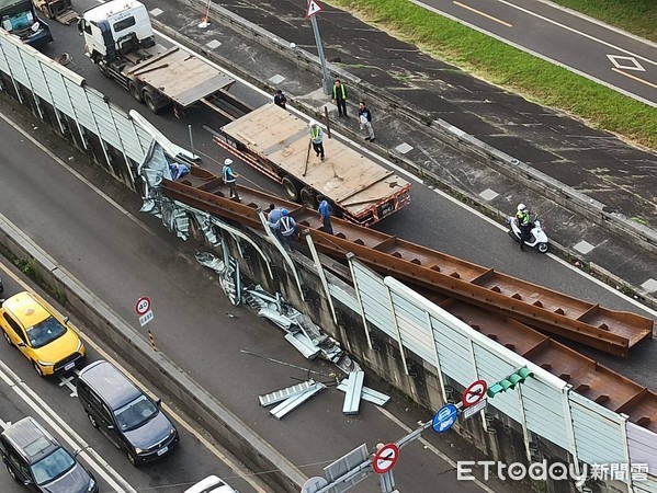 ▲▼水源快速道路聯結車鋼條掉落，砸毀隔音牆。（圖／記者游宗樺翻攝）