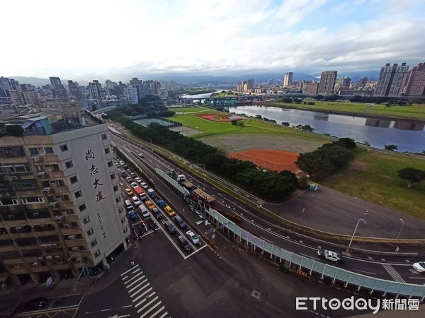 ▲▼水源快速道路聯結車鋼條掉落，砸毀隔音牆。（圖／記者游宗樺翻攝）