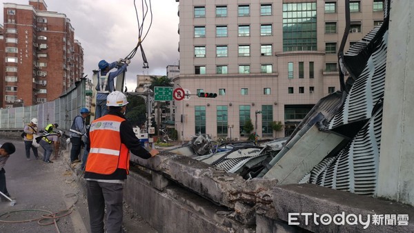 ▲▼水源快速道路聯結車鋼條掉落，砸毀隔音牆。（圖／記者游宗樺翻攝）