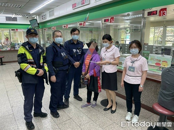 ▲員警和職員聯手阻詐，保住婦人一生積蓄。（圖／桃園警分局提供）