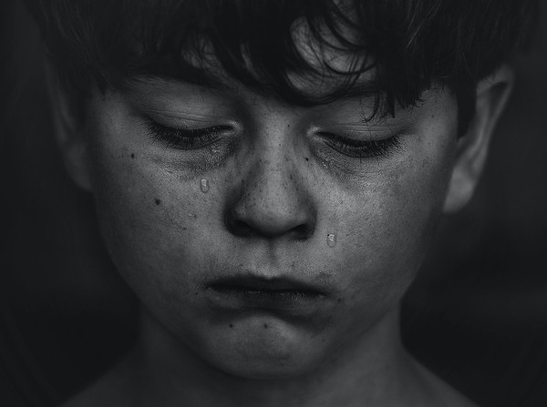 ▲▼男童哭泣。（圖／取自免費圖庫Pexels）