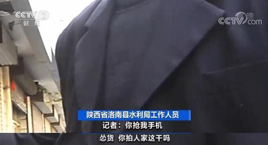 ▲▼陝西「脫貧」被踢爆造假！央視記者「手機被搶」還遭辱罵驅趕。（圖／翻攝微博）