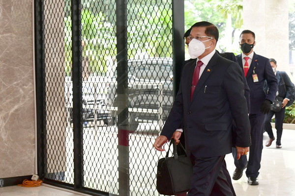 ▲▼緬甸軍政府領導人（Min Aung Hlaing）於24日抵達印尼雅加達出席東協緊急峰會。（圖／路透）
