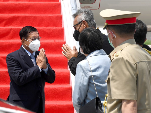 ▲▼緬甸軍政府領導人敏昂萊（Min Aung Hlaing）於24日抵達印尼雅加達出席東協緊急峰會。（圖／路透）