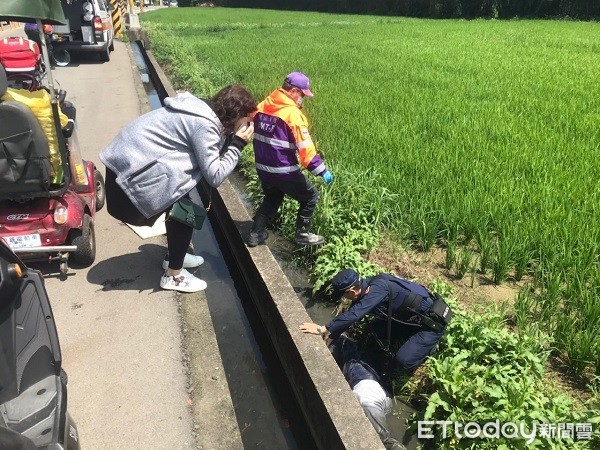 ▲老翁面朝下趴在田裡。（圖／龍潭警分局提供）