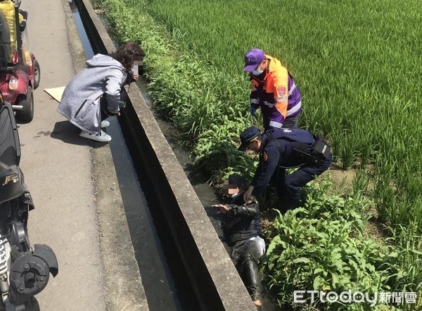 ▲員警跳下田裡救起老翁。（圖／龍潭警分局提供）