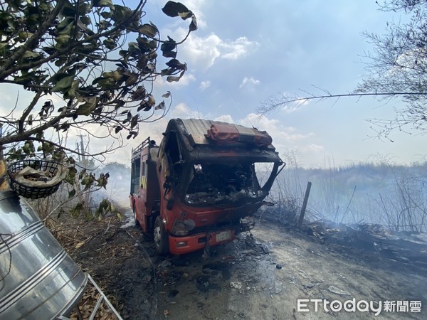 ▲▼高雄消防員救災一半，消防車遭燒毀。（圖／記者吳奕靖翻攝）