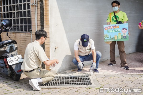 ▲台南市環保局、高中隌學生，同步發起「減菸撿菸淨街活動」、「探得無菸」撿菸蒂活動，2場活動約5百餘人參加，盼透過此活動喚起民眾重視菸蒂污染環境的問題。（圖／記者林悅翻攝，下同）