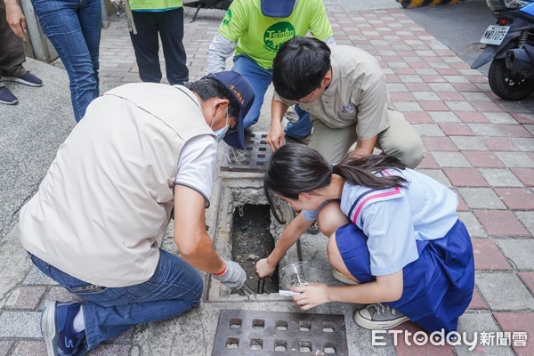 ▲台南市環保局、高中隌學生，同步發起「減菸撿菸淨街活動」、「探得無菸」撿菸蒂活動，2場活動約5百餘人參加，盼透過此活動喚起民眾重視菸蒂污染環境的問題。（圖／記者林悅翻攝，下同）