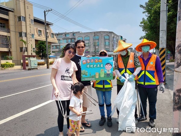 ▲台南市環保局、高中隌學生，同步發起「減菸撿菸淨街活動」、「探得無菸」撿菸蒂活動，2場活動約5百餘人參加，盼透過此活動喚起民眾重視菸蒂污染環境的問題。（圖／記者林悅翻攝，下同）