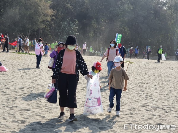 ▲台南市環保局24日在安平漁光島舉辦2021年淨灘活動，市長黃偉哲帶領民間社團、企業團體、環保志義工等約1200名市民朋友淨灘。（圖／記者林悅翻攝，下同）