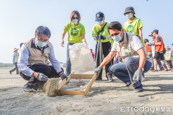 ▲台南市環保局24日在安平漁光島舉辦2021年淨灘活動，市長黃偉哲帶領民間社團、企業團體、環保志義工等約1200名市民朋友淨灘。（圖／記者林悅翻攝，下同）