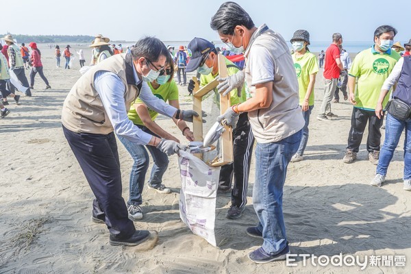 ▲台南市環保局24日在安平漁光島舉辦2021年淨灘活動，市長黃偉哲帶領民間社團、企業團體、環保志義工等約1200名市民朋友淨灘。（圖／記者林悅翻攝，下同）