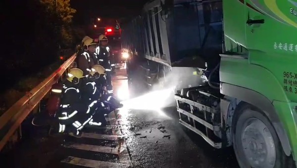 ▲▼砂石車行經台64快速道路，突然爆胎後在隧道前方起火。（圖／記者游宗樺翻攝）