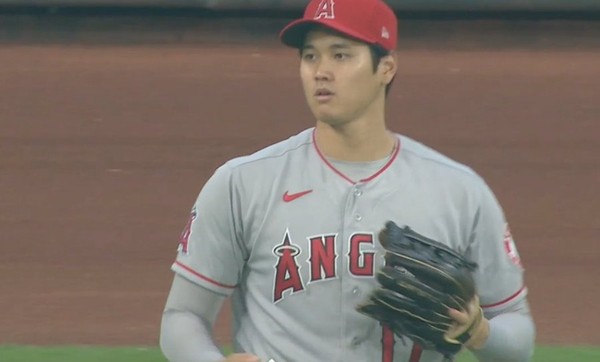 ▲大谷翔平大聯盟生涯首次上場守備。（圖／翻攝自推特）