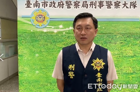 ▲台南市警新營分局在柳營區一處鄭嫌所租住民宅內，再度搜索查獲另1枝金牛座手槍、子彈42顆等證物，目前持續溯源追查槍械來源中。（圖／記者林悅翻攝，下同）