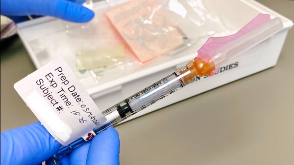 ▲▼莫德納新冠疫苗試驗的首批志願者之一海頓。（圖／翻攝自推特／@ichaydon）
