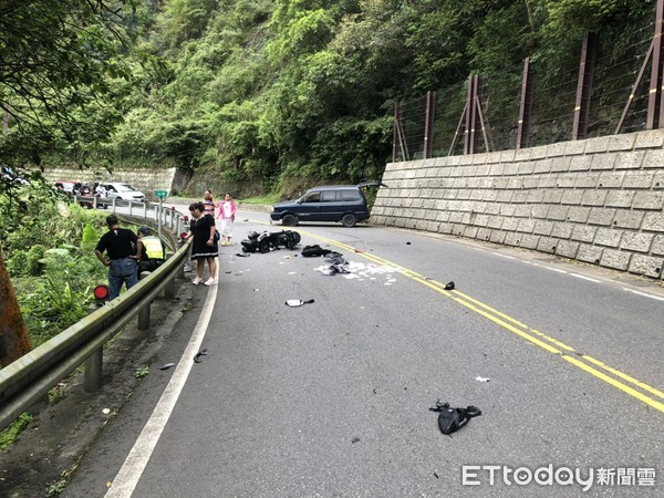 ▲▼18歲騎士北宜公路自摔撞對向小貨車，卡護欄翻身墜山谷，幸好僅受到擦傷             。（圖／記者陳以昇翻攝）