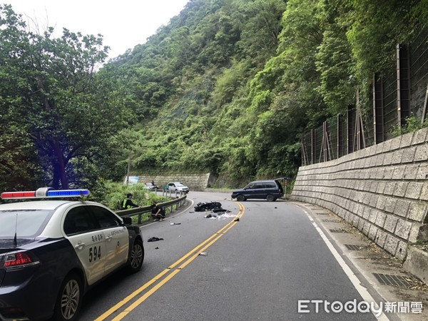 ▲▼18歲騎士北宜公路自摔撞對向小貨車，卡護欄翻身墜山谷，幸好僅受到擦傷             。（圖／記者陳以昇翻攝）