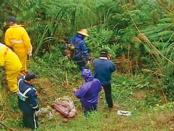 警方在新北市汐止八連山區搜索，陸續找到其他屍塊。（東森新聞提供）