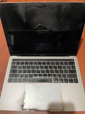 果粉控訴MacBook Pro爆炸。（圖／翻攝自Facebook／爆料公社）