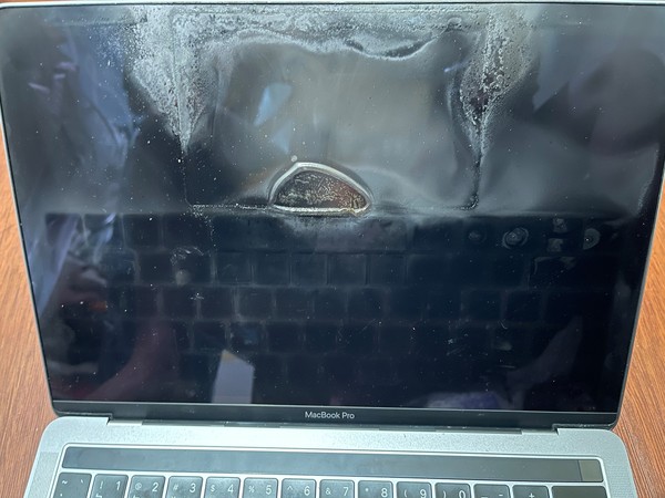 果粉控訴MacBook Pro爆炸。（圖／翻攝自Facebook／爆料公社）