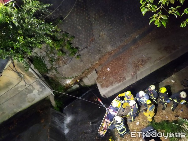 ▲▼東海男大生自撞大排水溝護欄，掉落水溝。（圖／記者李忠憲翻攝）