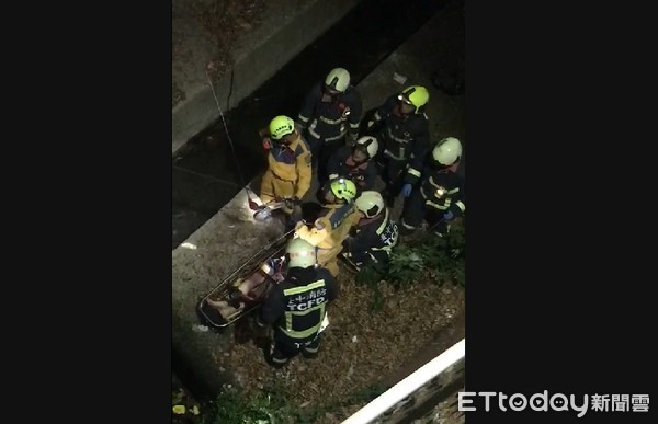 ▲▼東海男大生自撞大排水溝護欄，掉落水溝。（圖／記者李忠憲翻攝）