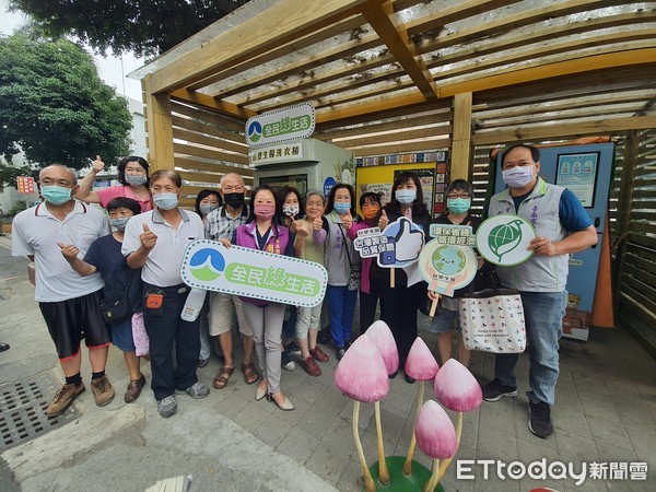 ▲台南市環保局在門口好望角設置一座「無包裝洗衣精補充站」，每公升40元約一般市售品5折，業者已在全市設置26個洗衣精補充站，盼民眾支持輕鬆環保省荷包。（圖／記者林悅翻攝，下同）