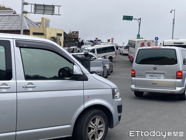 ▲合歡山進駐最高海拔拖吊車 仁愛警加強拖吊違停車輛。（圖／民眾提供）