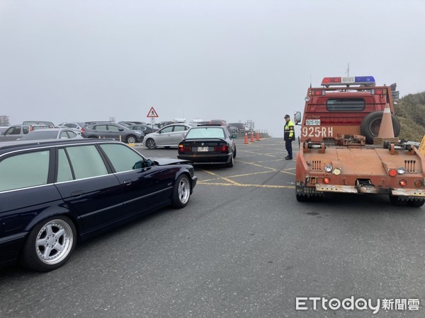 ▲合歡山進駐最高海拔拖吊車 仁愛警加強拖吊違停車輛。（圖／民眾提供）