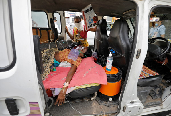 ▲▼印度疫情,戴著氧氣罩的病患在車內等待入院治療。（圖／路透）