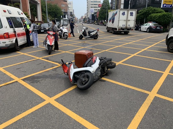 ▲男子騎機車行經警局前自摔。（圖／民眾提供）